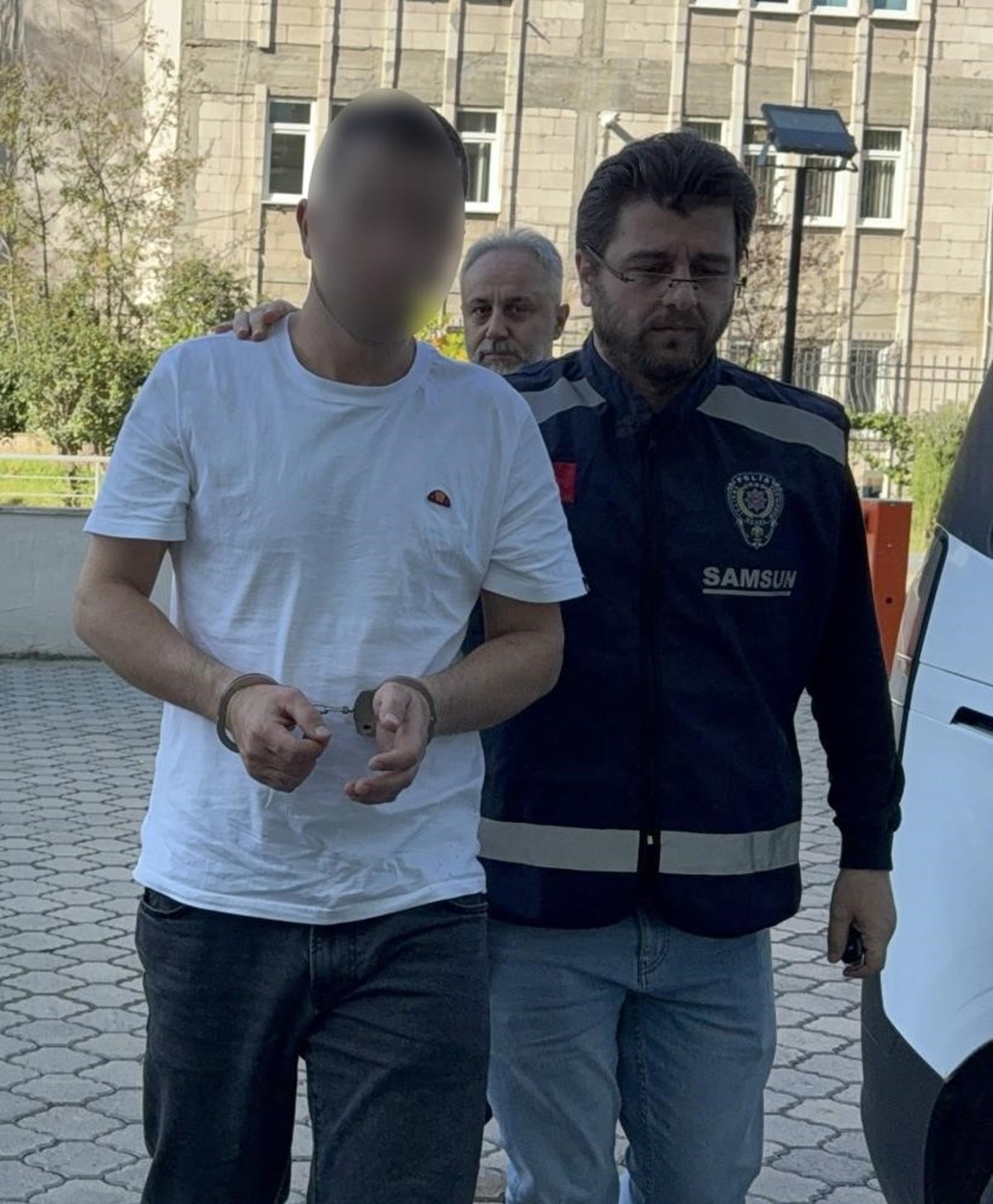 G.B. isimli saldırgan polis tarafından gözaltına alındı. Zanlı adliyeye sevk edildi.