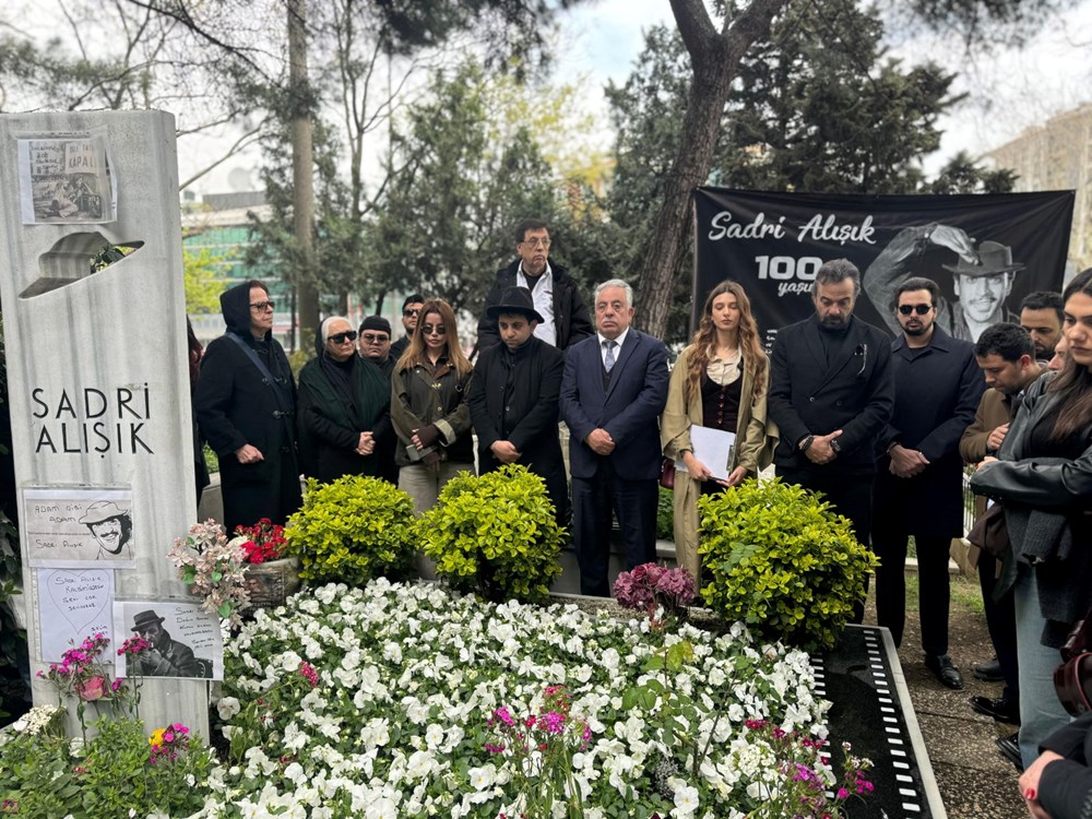 Sadri Alışık mezarı başında anıldı | "Şapkası her an her zaman başımızda" - 2