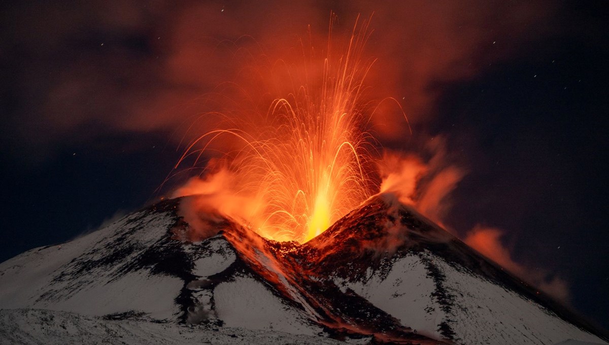 İtalya'da Etna Yanardağı faaliyette: Uçaklar için uyarı