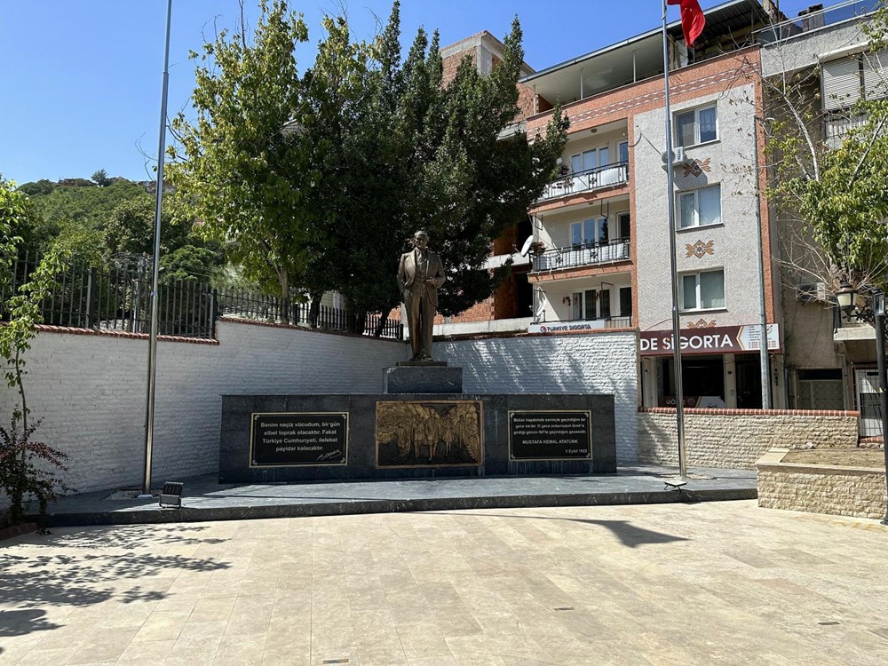 İzmir’de Atatürk Anıtı’na sprey boyalı saldırıya tutuklama - 3