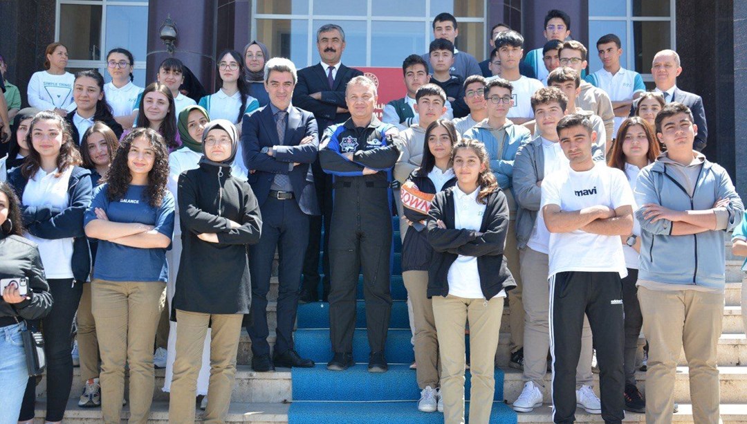 Türkiye'nin ilk astronotu Alper Gezeravcı öğrencilerle buluştu