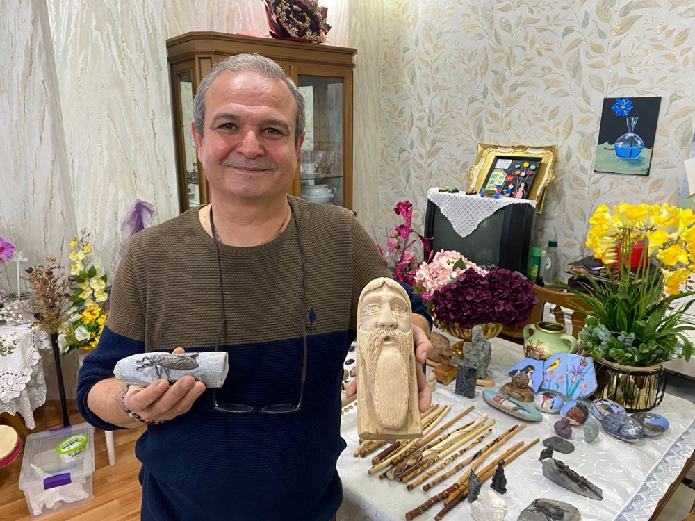 34 yıl önce meyve bıçağıyla hobi olarak başladı: Doğadan taş ve odun parçalarını toplayarak dönüştürüyor - 2