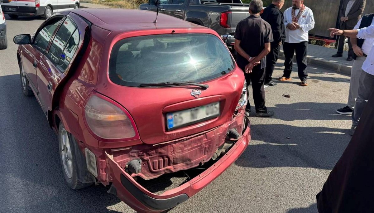 Otomobille motosiklet çarpıştı