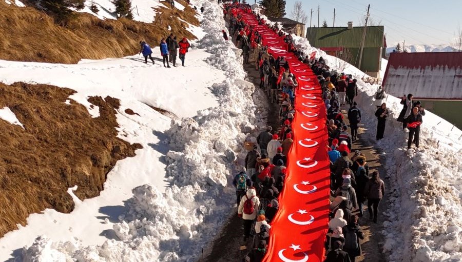 Sarıkamış Şehitleri için Sis Dağı'nda Türk bayrağı ile yürüdüler