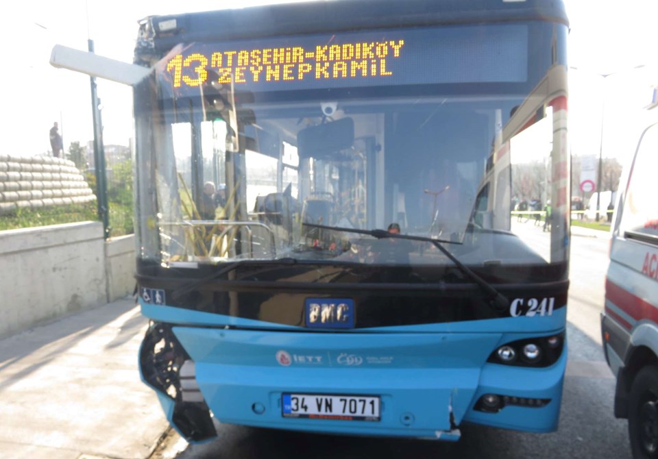 Üsküdar'da otobüs durakta bekleyenlere çarptı: 3  ölü - 1