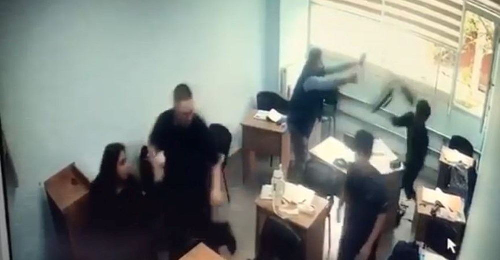 Kursta dehşet anları: Sınıfa girip öğrenciye bıçak ve sopayla saldırdı - 2