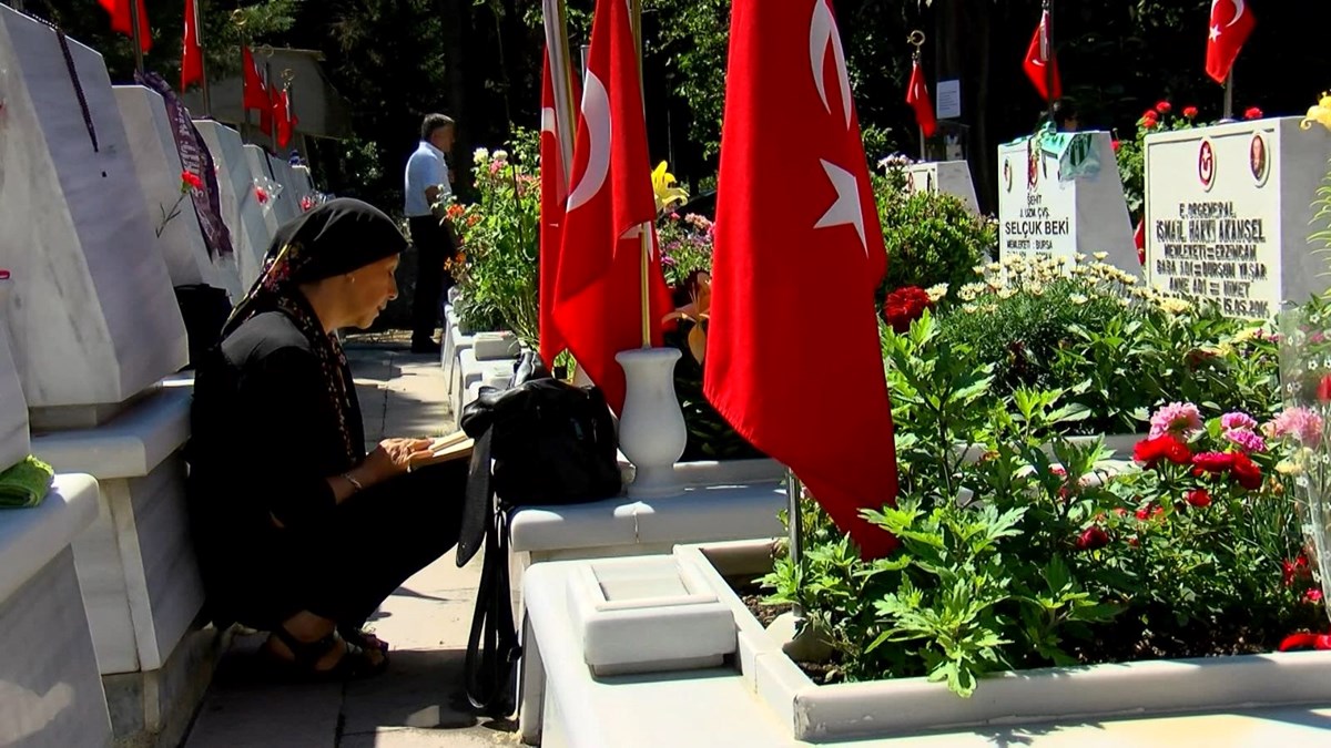 Edirnekapı Şehitliği’nde buruk bayram