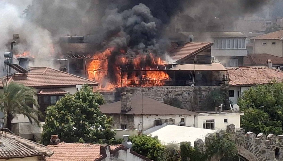 Tarihi semtte yangın: Otelde başladı, iş yerlerini sardı Tarihi semtte yangın: Otelde başladı, iş yerlerini sardı