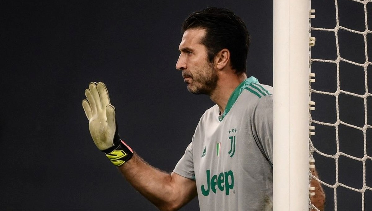 Efsane kaleci Buffon'dan futbola veda