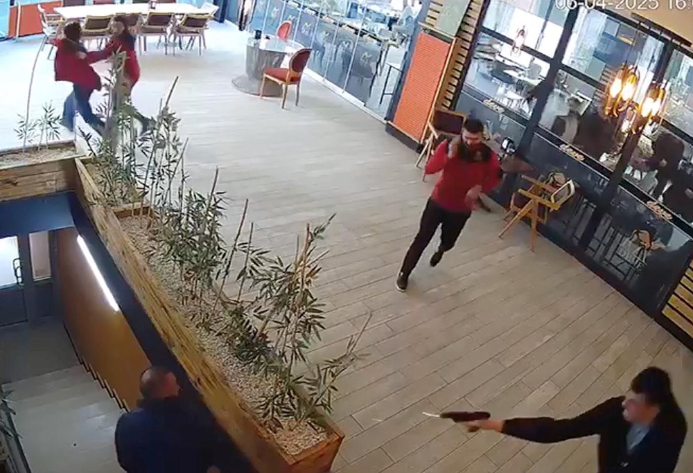 Yan baktın vahşeti kamerada: Beylik silahıyla vurdu! 74 A4MrZ shO0eB2U1V2RzzQw