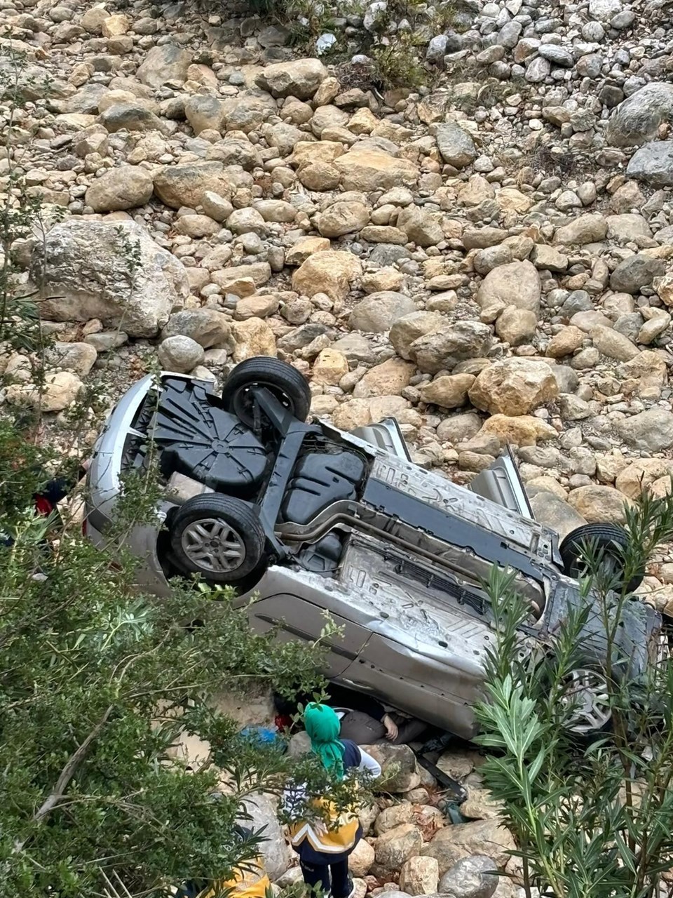 Otomobil dere yatağına uçtu: 1 ölü, 2 yaralı - 1