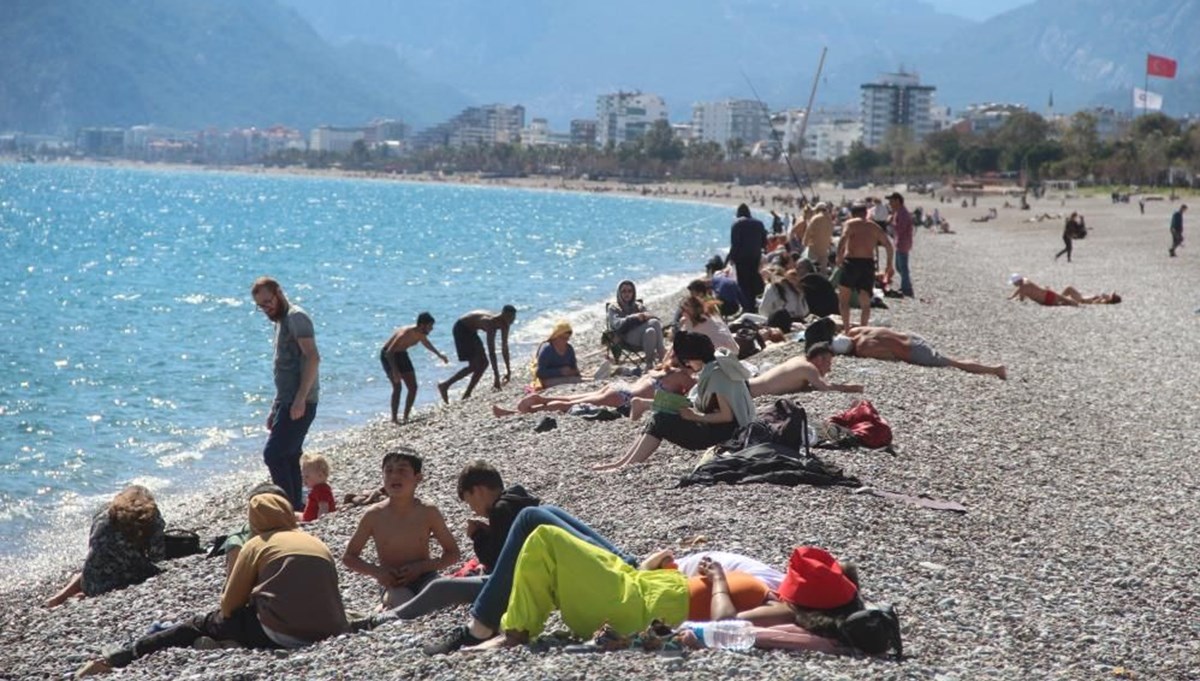 Güneş yüzünü gösterdi, Antalya’da sahiller doldu