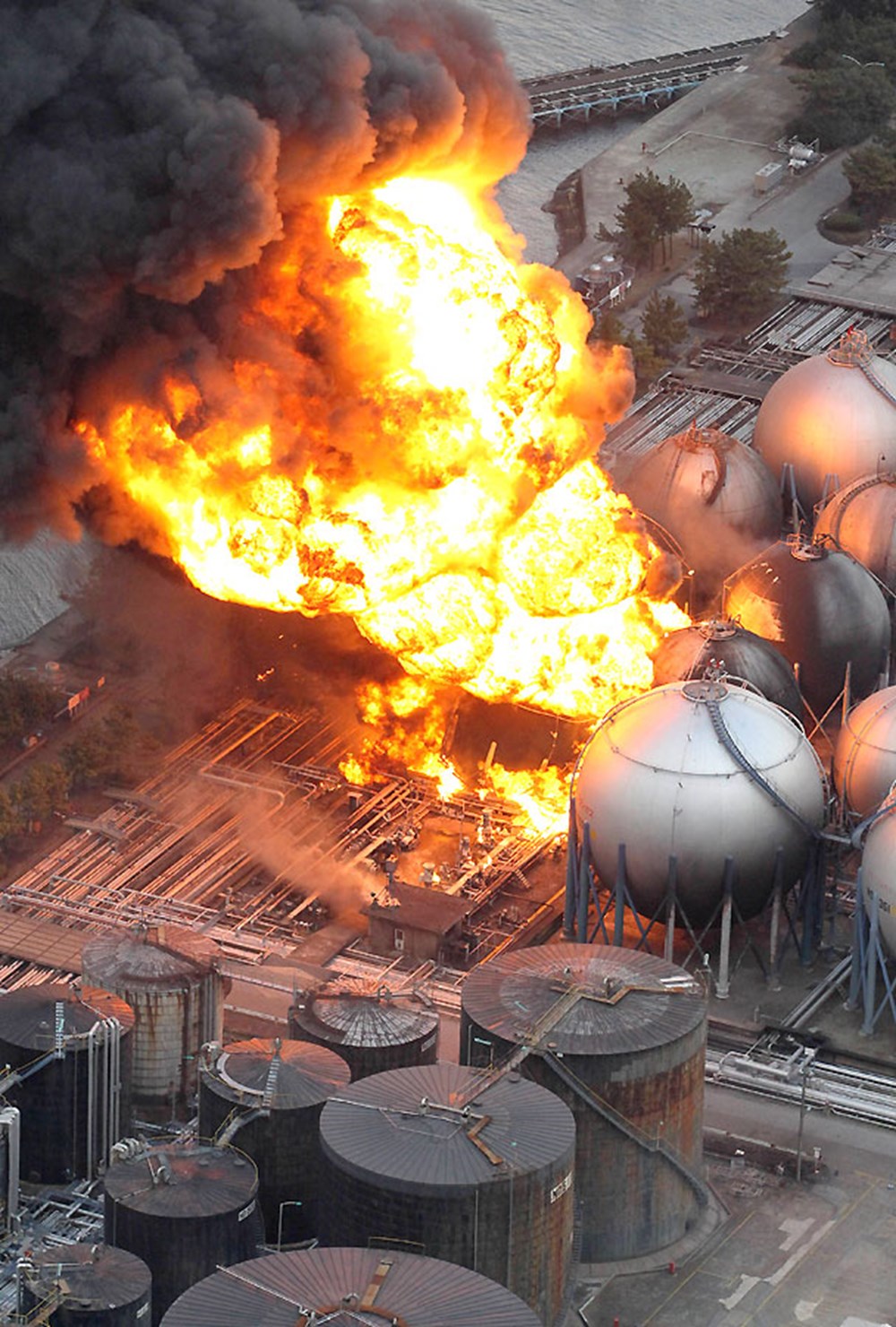 Аэс фукусима 1 2011. Взрыв атомного реактора в Японии 2011. АЭС Фукусима-1 взрыв. Фукусима 1 взрыв.