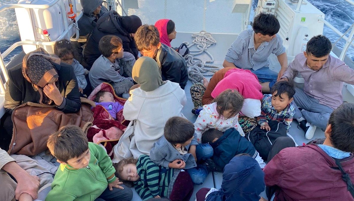 Çanakkale'de 27 kaçak göçmen kurtarıldı Çanakkale'de 27 kaçak göçmen kurtarıldı