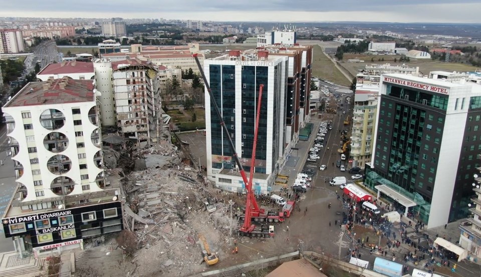 Yakalama kararı bulanan 2 müteahhit, yaptıkları binalarda öldü - 1