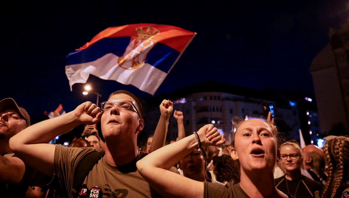 Sırbistan'da sokaklar 10 aydır karışık