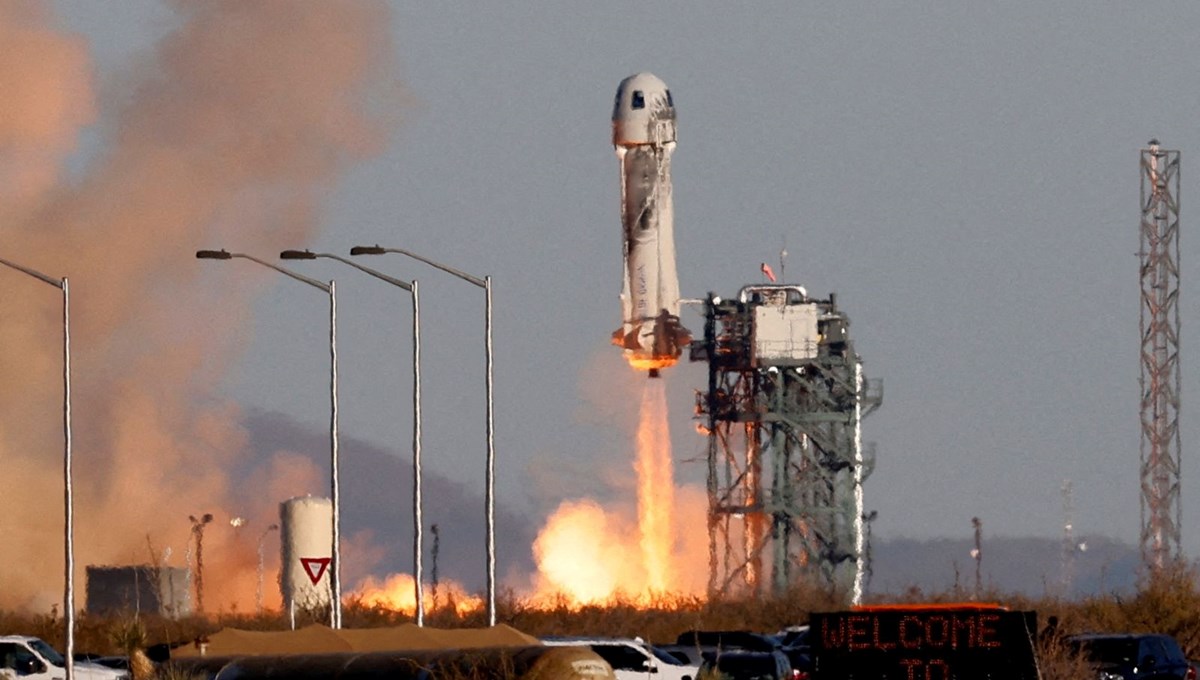 Jeff Bezos'un uzay şirketi Blue Origin New Shepard roketini başarıyla fırlattı Jeff Bezos'un uzay şirketi Blue Origin New Shepard roketini başarıyla fırlattı
