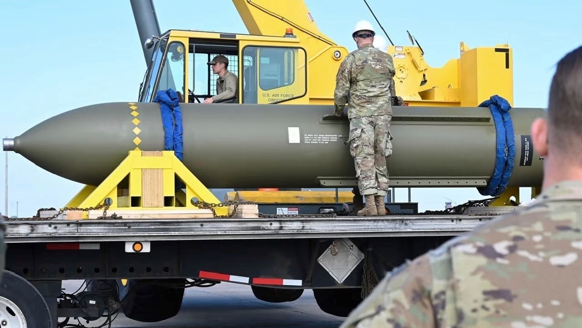 GBU-57, yaklaşık 13.6 ton ağırlığında.