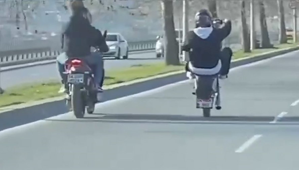 İstanbul’da trafikte tehlikeli anlar: Yan yana dizilip, tek tekerlek üzerinde gittiler İstanbul’da trafikte tehlikeli anlar: Yan yana dizilip, tek tekerlek üzerinde gittiler