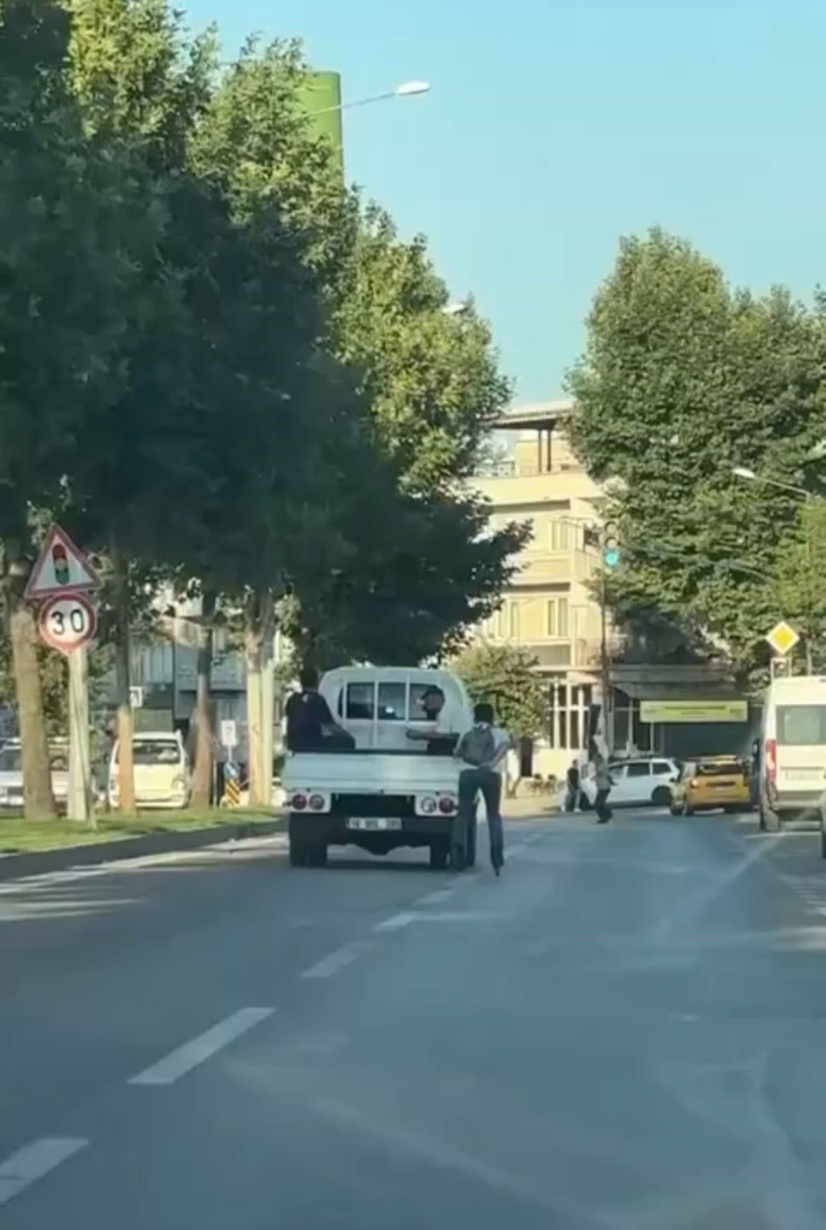 Kamyonetin kasasında tehlikeli yolculuk! Görenlerin yüreği ağzına geldi