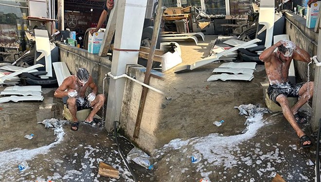 D�kkan�n �n�nde du� alan i��iye deterjanl� �aka