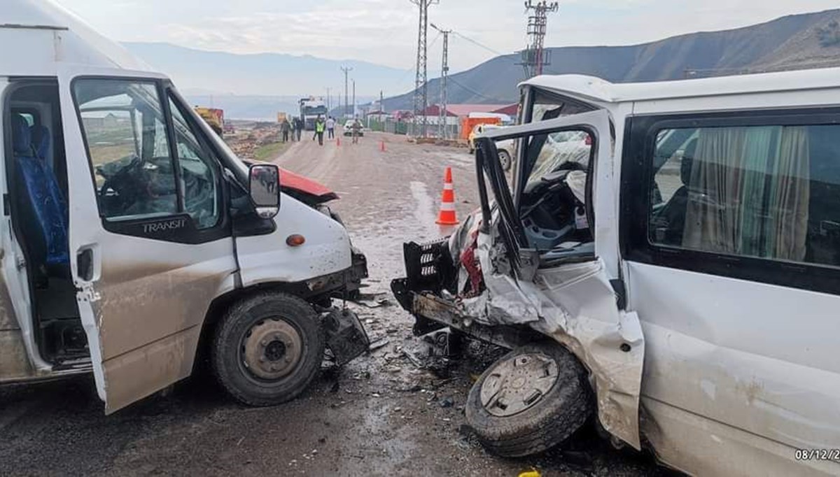 Şırnak’ta minibüsler çarpıştı: 1’i ağır 16 yaralı