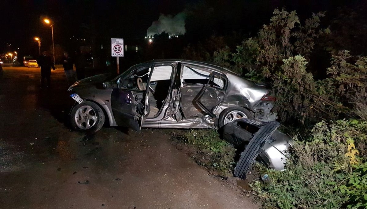 Kartepe'de 3 araç çarpıştı: 8 yaralı