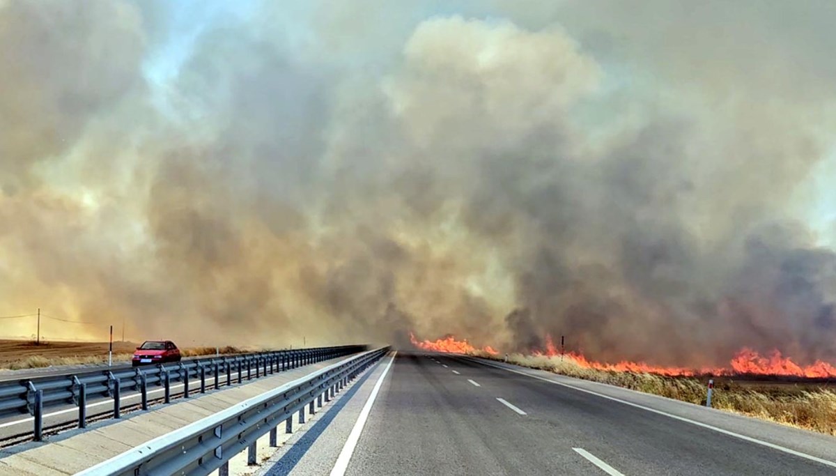 Edirne'de alevler büyüdü, karayolu ulaşıma kapandı