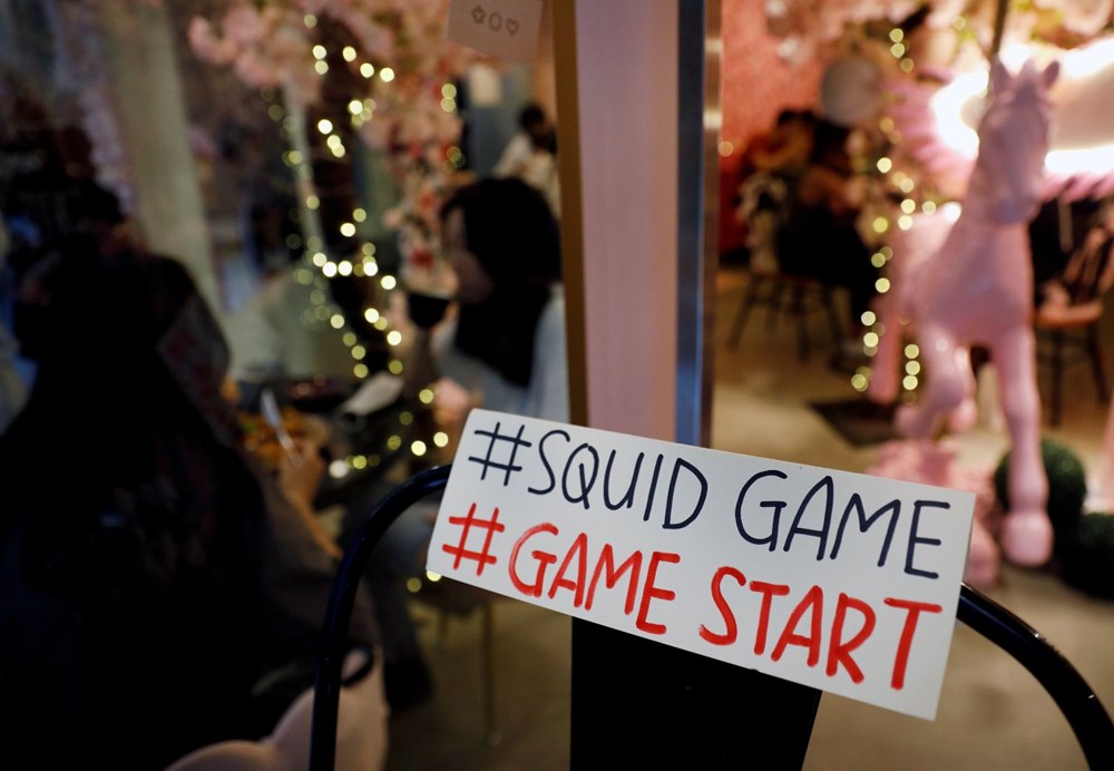 Squid Game çılgınlığı yayılıyor: Endonezya'daki bir kafede dizinin tartışmalı oyunları canlandırılmaya başlandı - 9