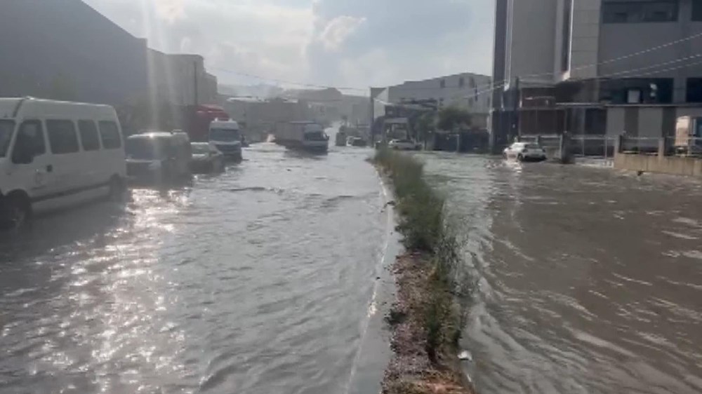 Esenyurt'ta şiddetli yağmur Başakşehir'de dolu yağdı - 1