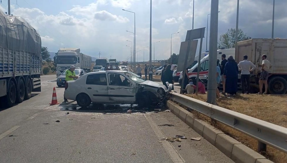 Çorum'da kamyon ile otomobil çarpıştı