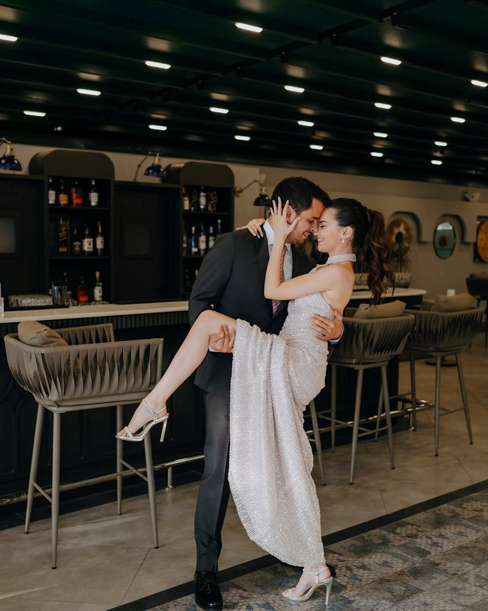 Oyuncu Ezgi Şenler'den nişan pozları: Damat kahvesine limon sıktı 73 A9UPKli tEeFvgvTsyFhPg