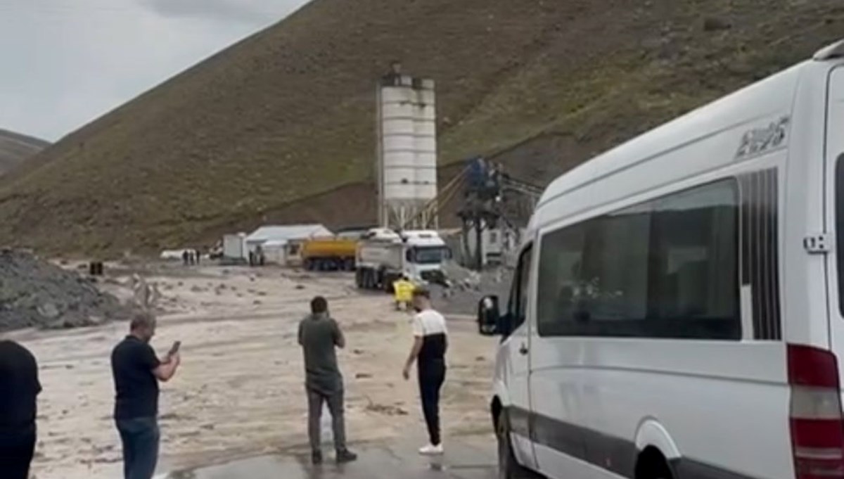 Sokaklar göle döndü! Onlarca araç mahsur kaldı Sokaklar göle döndü! Onlarca araç mahsur kaldı