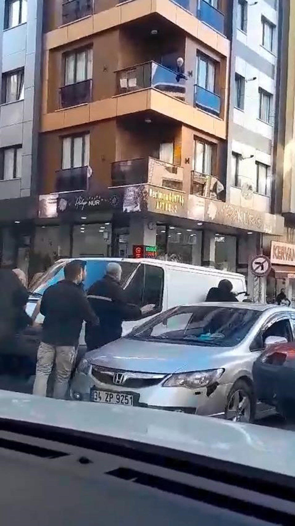 İstanbul'da trafikte baltalı saldırı - 1