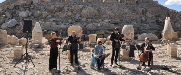 Nemrut Dağı zirvesinde fiziksel engelliler için özel konser