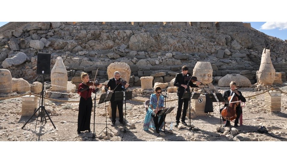Nemrut Dağı zirvesinde fiziksel engelliler için özel konser