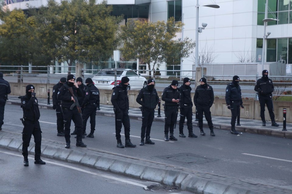 Bank Asya çalışanları polislere kimlik göstererek içeri girdi - 4