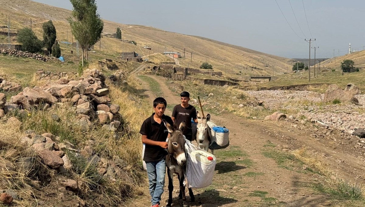 İçme suyu ihtiyaçlarını böyle karşılıyorlar! Günde defalarca 2 kilometrelik yol gidip geliyorlar