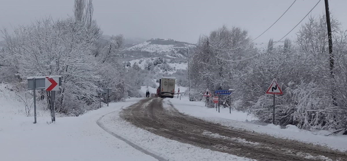 Bölgede çok sayıda TIR yolda kaldı