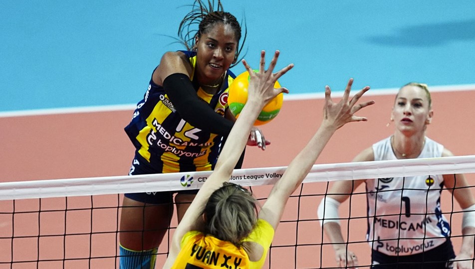 Avrupa'da Türk derbisi: Fenerbahçe, Vakıfbank'ı 3-0'la geçti