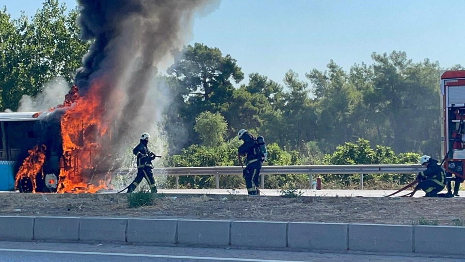 Antalya'da halk otobüsünde yangın paniği: Alevler bir anda tüm aracı sardı - 1