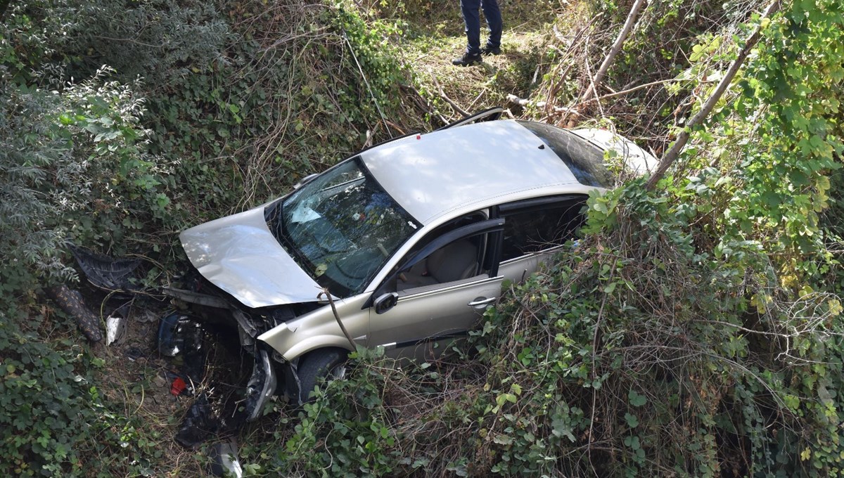 Tekeri kopan araç dereye uçtu