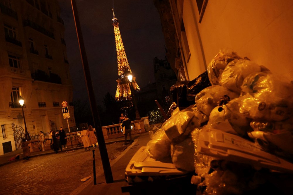 Paris sokaklarında binlerce ton çöp birikti: İşçiler grevi uzattı - 11