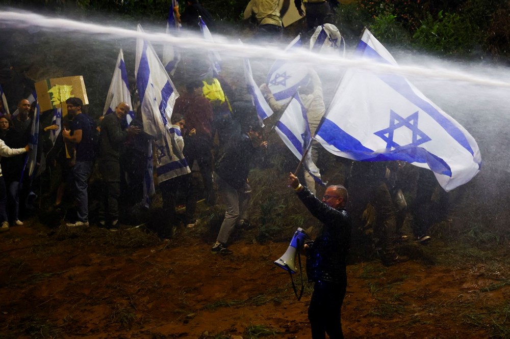 Erteleme kararı protestoları durdurmadı: On binlerce İsrailli sokakta - 8