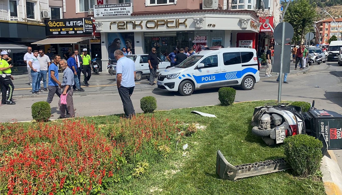 Kırmızı ışık ihlali kazaya neden oldu: 1'i ağır 2 yaralı Kırmızı ışık ihlali kazaya neden oldu: 1'i ağır 2 yaralı