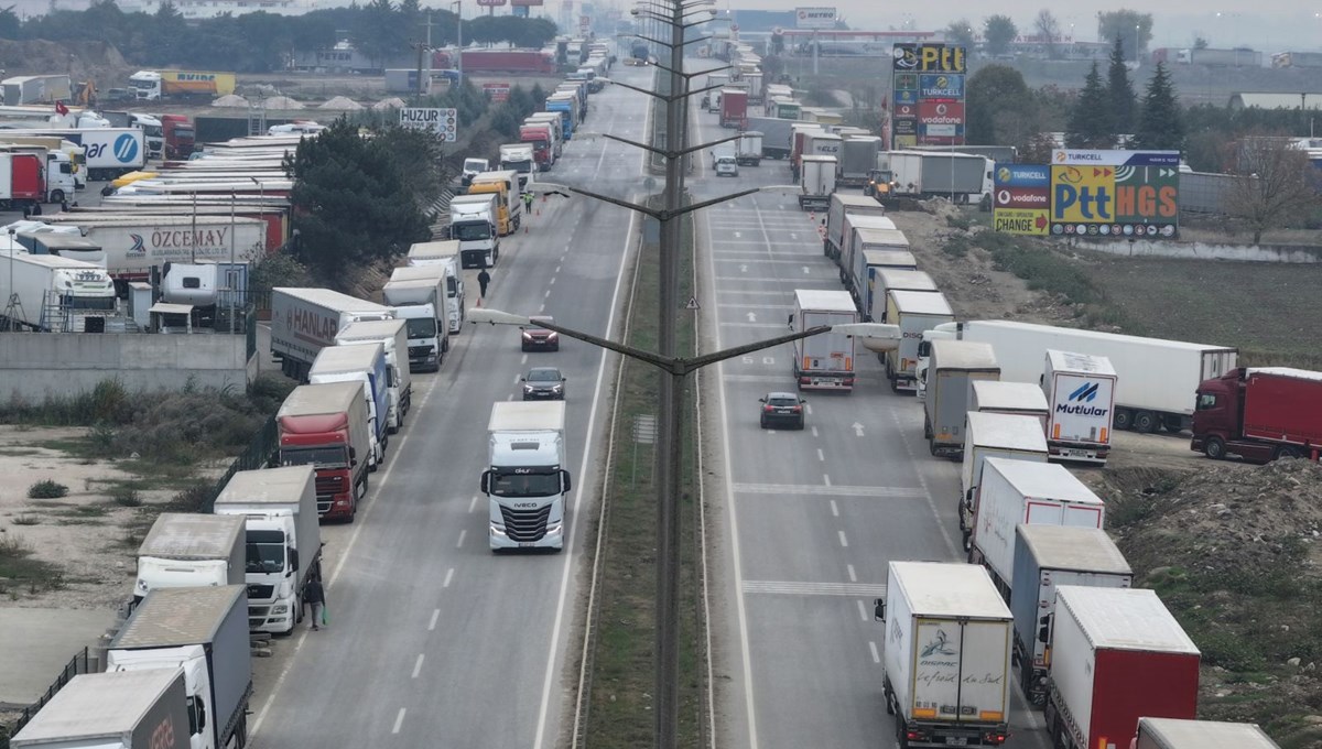 Parka mühür vuruldu: Kapıkule'de kilometrelerce kuyruk 2 Kapıkule Sınır Kapısı'nda TIR kuyruğu