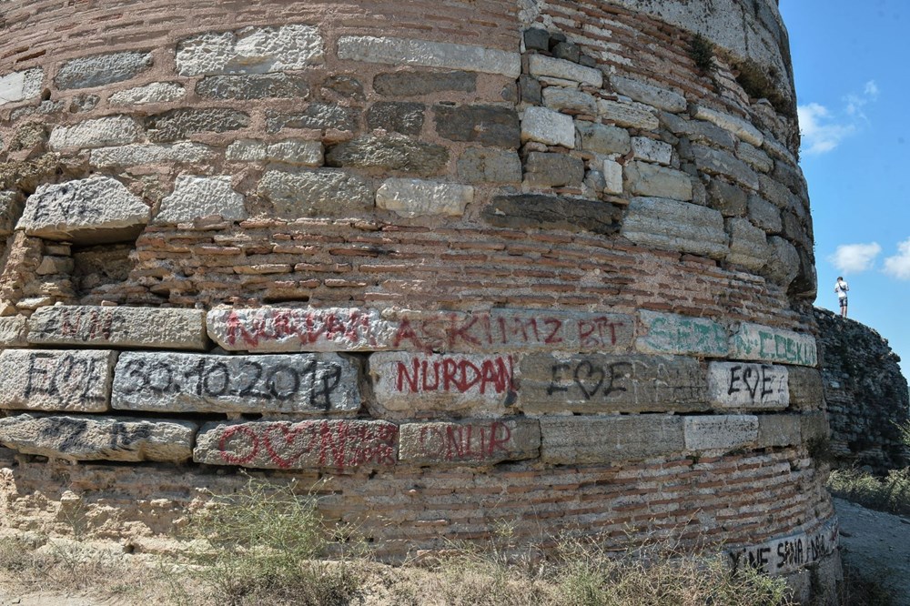 Tarihe tanıklık eden Yoros Kalesi'ni harabeye çevirdiler - 2