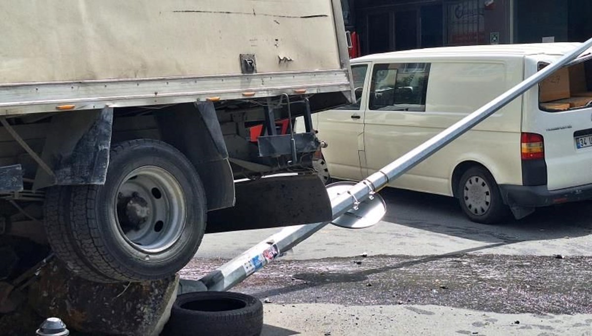 Kimyasal madde yüklü kamyonet elektrik direğine çarptı Kimyasal madde yüklü kamyonet elektrik direğine çarptı