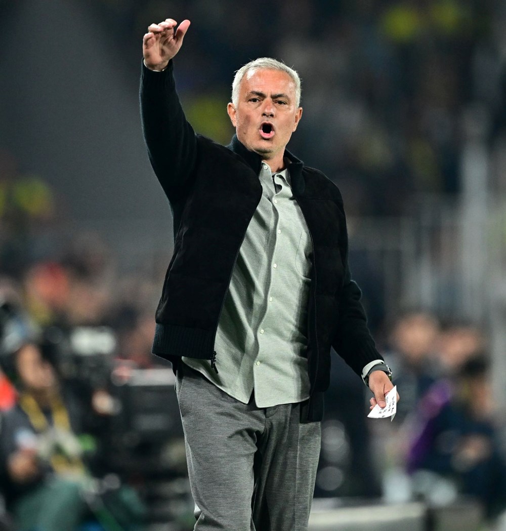Jose Mourinho maç sonunda küplere bindi, muhabire kızdı: "Neden birebir şeyi soruyorsun?" 76