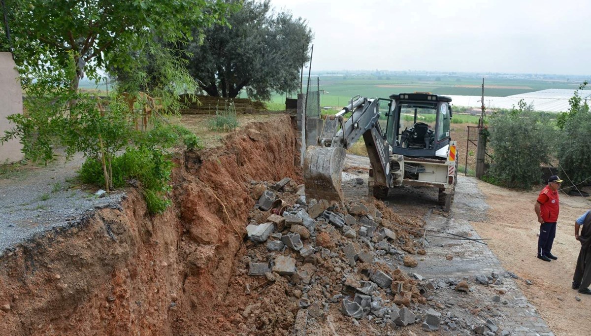 Mersin’de sağanak ve fırtına: İstinat duvarı otomobilin üzerine devrildi